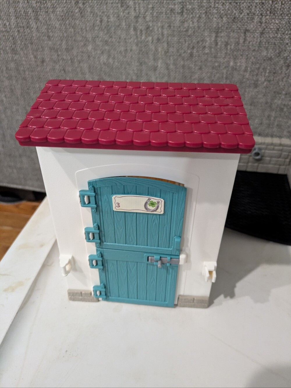 Schleich Horse Stall & Wash Stall With Grooming Accessories